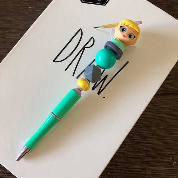 Disney Doorables: Peter Pan: Tinkerbell handmade beaded pen - Picture 2 of 3